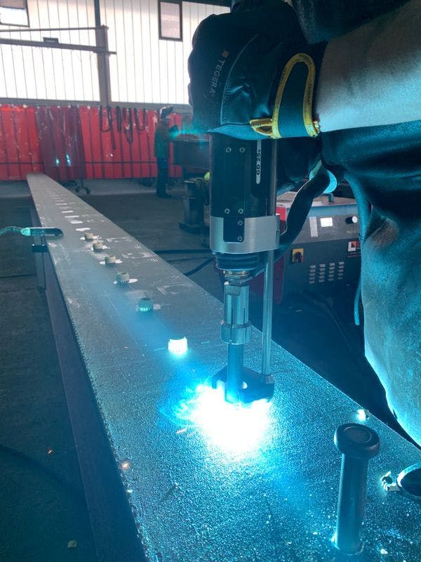 We weld stud bolts from 12mm to 19mm in diameter with the stud welding machine.