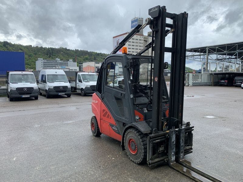 Forklift with diesel drive, load capacity: 3,000 Kg.