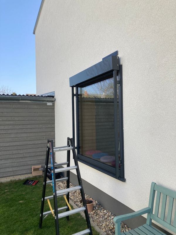 Installation of an outdoor blind with solar motor