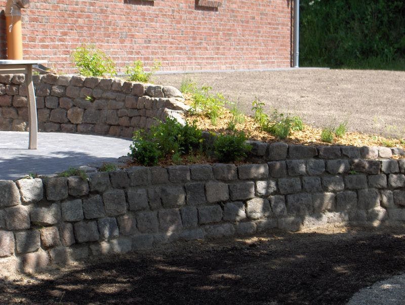 Terrasse mit Feldsteinmauer