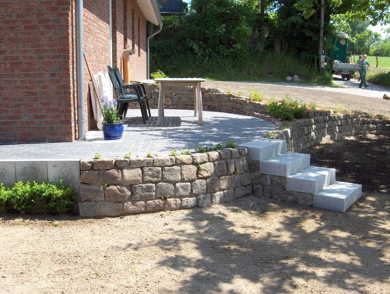 Terrasse mit Feldsteinmauer