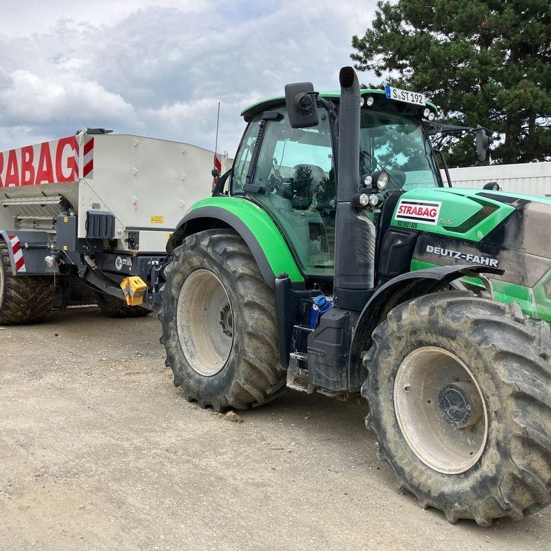 Tractor met kalkstrooier