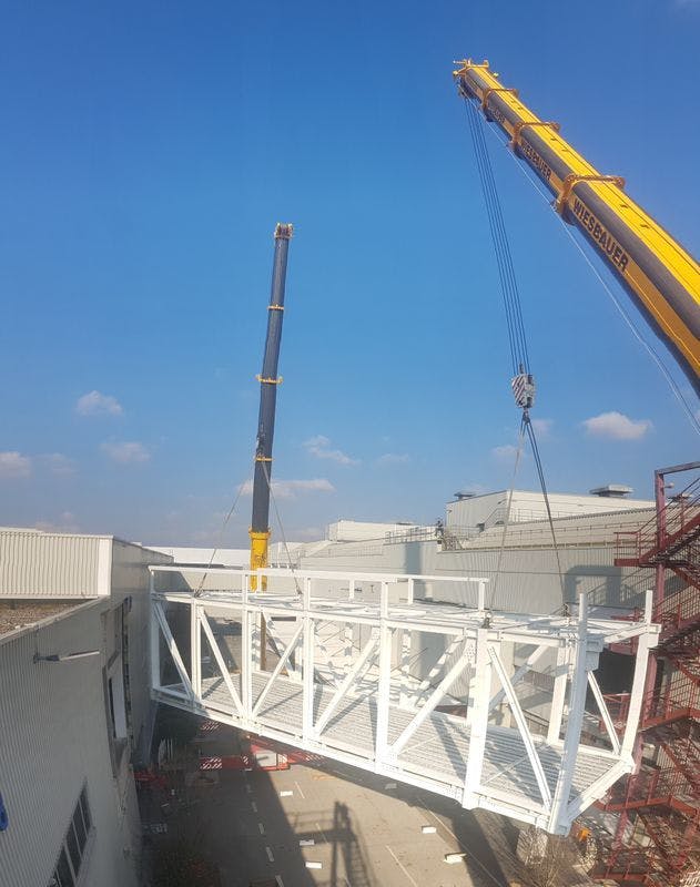 Connecting bridge between two production halls