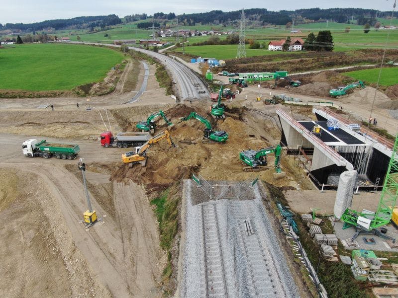 Erdarbeiten für neue Bahnbrücke