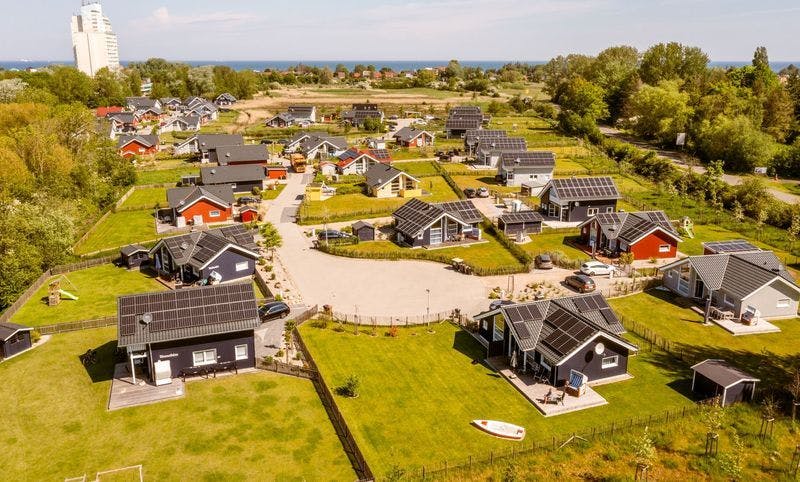 Instalații fotovoltaice de la ad fontes într-un complex de case de vacanță lângă Kiel.