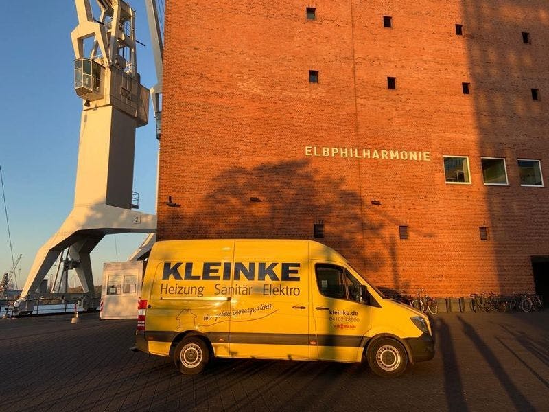 Våra specialister från Jürgen Kleinke GmbH står till företaget Haake Objektsteuerungs förfogande i alla frågor inom värme-, sanitets- och elområdet; bland annat för prestigeprojekt som Elbphilharmonie.

Typiska arbeten inkluderar årlig underhåll av tekniska anläggningar, speciella installationer eller ombyggnationer av lägenheter och mindre reparationer. Vårt Kleinke-team har också bidragit till den nära sammanhållningen bland ägarna till Elbphilharmonie, som nyligen har inhyst 50 ukrainska flyktingar på tionde våningen. Vår del i detta humanitära engagemang var bland annat att snabbt tillhandahålla arbetskraft och material under en tid av brist på kvalificerad personal och leveransproblem.

Vi lyckades få alla krav igång till nästa dag och skaffade, levererade och anslöt flera tvättmaskiner och torktumlare.